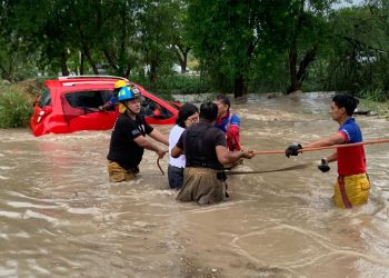 Rescatan a personas atrapadas durante fuertes lluvias en Ciudad Victoria