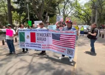 Contra las políticas de Donald Trump, realiza marcha un grupo de demócratas en el exterior