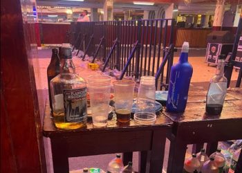 Ataúdes eran hielera: Interrumpen fiesta clandestina con casi 800 menores