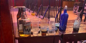 Ataúdes eran hielera: Interrumpen fiesta clandestina con casi 800 menores
