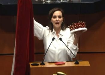 Entrega Lilly Téllez a Noroña “capita, cetrito y coronita”; lo reta a que obligue a narcos a disculparse