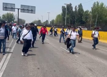 La CNTE colapsa las dos terminales del AICM