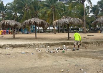 Al menos 28 toneladas de basura dejaron las lluvias en playas de Acapulco