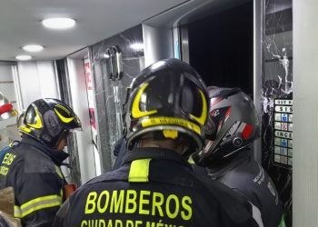 ¡Terror de altura! 12  personas quedan atrapadas en un elevador de la Torre Latinoamericana
