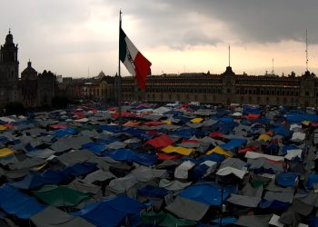 Sigue el paro y plantón del Zócalo. La sección 22 sigue evaluando, la CETEG asegura que se quedan