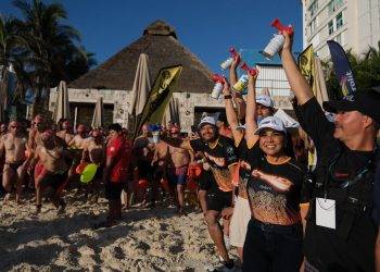 Cancún: Mara Lezama da toque de salida a 1,502 participantes de “El Cruce”, evento de aguas abiertas