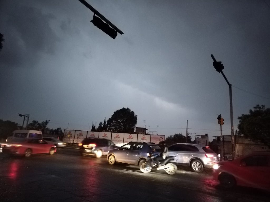 Apagones por lluvia y granizo en Edomex