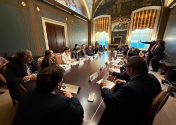 Senadores mexicanos se reúnen con Caucus hispano del Congreso de EU para frenar impuesto a Remesas