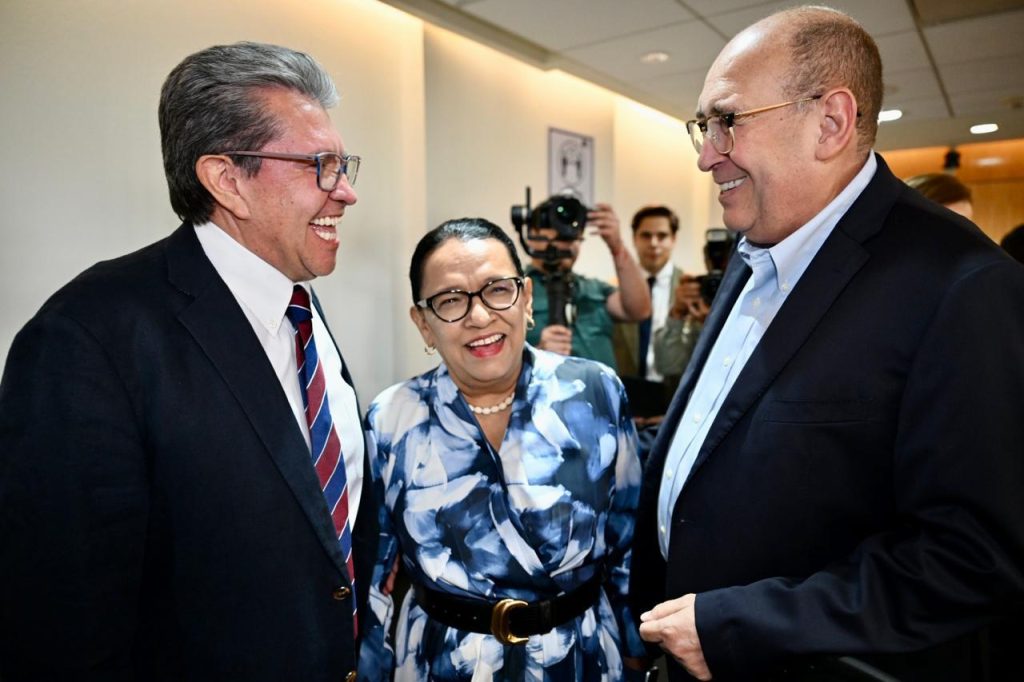Titular de Segob se reúne con coordinadores parlamentarios