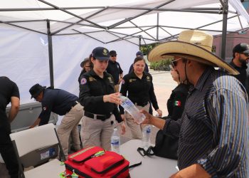 Instalan puntos de hidratación en vía pública por calor extremo en Sonora