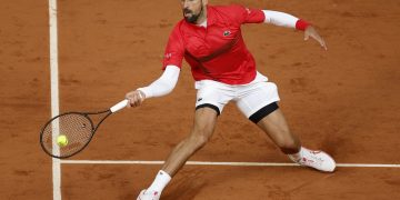 había caído a medida que la noche se apoderó de París cuando el serbio Novak Djokovic compareció en la central para un vistoso turno nocturno contra el francés Giovanni Mpetshi Perricard.