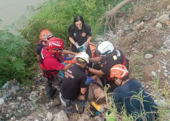 Rescatan a siete personas tras súbita crecida del río Santa Catarina