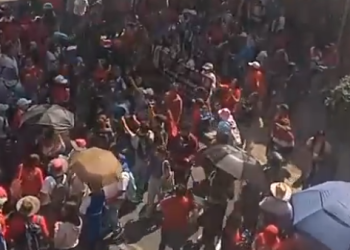 Auto embiste a manifestantes en San Antonio Abad