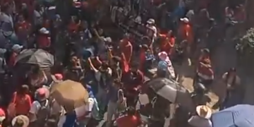 Auto embiste a manifestantes en San Antonio Abad