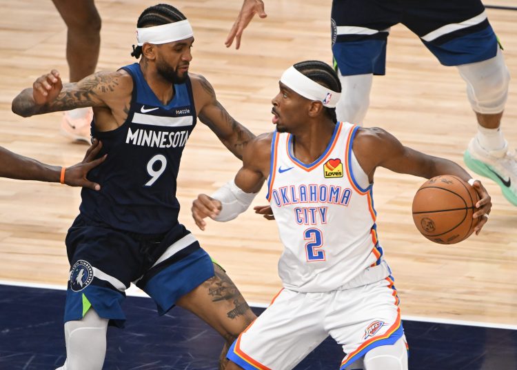 MINNEAPOLIS (United States), 27/05/2025.- Oklahoma City Thunder guard Shai Gilgeous-Alexander (R) tries to drive past Minnesota Timberwolves guard Nickeil Alexander-Walker (L) during the second half of game four of the Western Conference finals between the Oklahoma City Thunder and the Minnesota Timberwolves at the Target Center in Minneapolis, Minnesota, USA, 26 May 2025. Oklahoma City Thunder won 128-126. (Baloncesto) EFE/EPA/CRAIG LASSIG