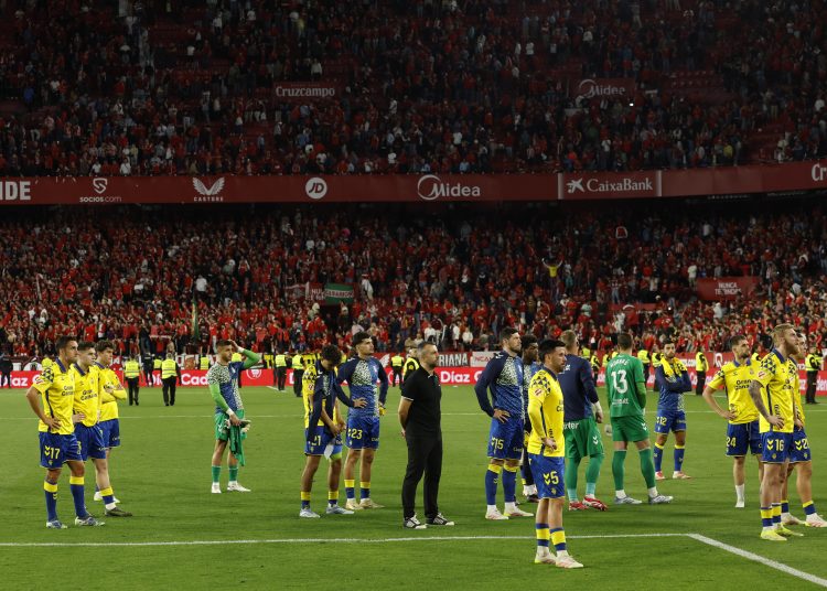 SEVILLA, 13/05/2025.- Los jugadores de la UD Las Palmas al finalizar el partido de la jornada 36 de LaLiga que Sevilla FC y UD Las Palmas disputaron este martes en el estadio Ramón Sánchez-Pizjuán. EFE/Julio Muñoz