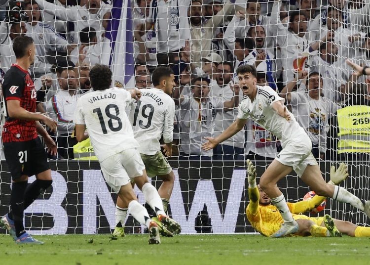 MADRID, 14/05/2025.- El defensa del Real Madrid Jacobo Ramón Naveros (d) celebra su gol durante el partido de la jornada 36 de LaLiga de fútbol que Real Madrid y RCD Mallorca disputan este miércoles en el estadio Santiago Bernabéu. EFE/Blanca Millez