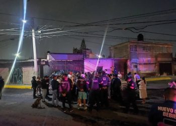 Bloquean el paso al Trolebús Chalco-Santa Martha por inundación
