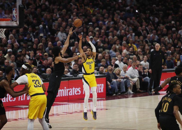 CLEVELAND (United States), 14/05/2025.- Indiana Pacers guard Tyrese Haliburton (C) launches a three point shot during the first half of the NBA Playoffs Eastern Conference Semifinals game five between the Indiana Pacers and the Cleveland Cavaliers in Cleveland, Ohio, USA, 13 May 2025. (Baloncesto) EFE/EPA/DAVID MAXWELL SHUTTERSTOCK OUT