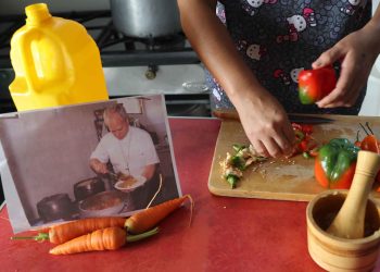 La simbólica historia detrás de la foto viral de León XIV sirviendo comida peruana