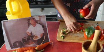La simbólica historia detrás de la foto viral de León XIV sirviendo comida peruana