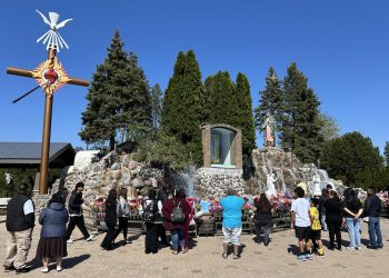 Católicos latinos de Chicago esperan que León XIV ablande el corazón de Trump