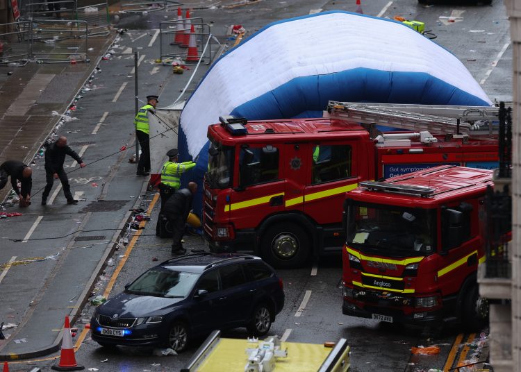 LIVERPOOL (United Kingdom), 26/05/2025.- The scene where a car collided with Liverpool supporters during the trophy parade in Liverpool city centre, Britain, 26 May 2025. A man has been detained after the collision with a number of pedestrians during Liverpool FC's victory parade, Merseyside Police said. (Reino Unido) EFE/EPA/ADAM VAUGHAN