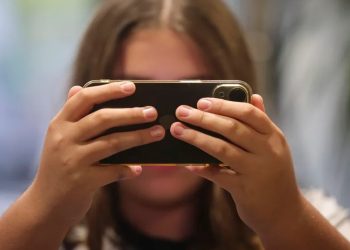 Adolescentes desarrollan problemas de salud por uso de la tecnología, alerta la OCDE