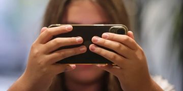 Adolescentes desarrollan problemas de salud por uso de la tecnología, alerta la OCDE