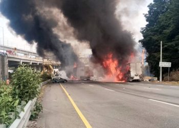 Colapso en la México-Toluca por incendio en choque de tractocamiones