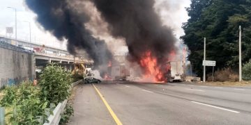 Colapso en la México-Toluca por incendio en choque de tractocamiones