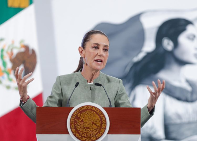 MEX2371. CIUDAD DE MÉXICO (MÉXICO), 14/05/2025.- La presidenta de México, Claudia Sheinbaum, habla en una rueda de prensa este miércoles, en el Palacio Nacional en Ciudad de México (México). Sheinbaum aseguró que el creador de contenido estadounidense Jimmy Donaldson, más conocido por su seudónimo MrBeast, recibió permiso para grabar un vídeo en zonas arqueológicas restringidas al público en Yucatán y Campeche, en el sureste del país. EFE/ Isaac Esquivel