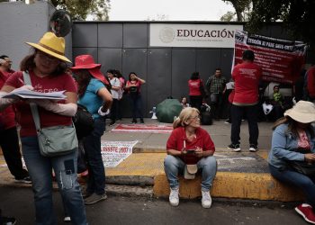 Ante bloqueos de la CNTE, automovilistas y transeúntes manifiestan su enojo