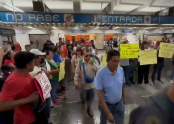 La CNTE toma los torniquetes del Metro y da acceso gratis