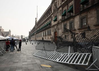 Maestros de la CNTE se manifiestan a las afueras de Palacio Nacional