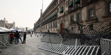 Maestros de la CNTE se manifiestan a las afueras de Palacio Nacional
