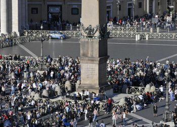Fieles y curiosos empiezan a llegar al Vaticano a la espera de la primera fumata