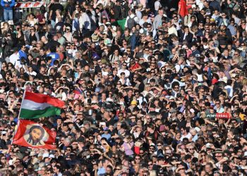 Más de 40,000 esperan el Habemus Papam en la plaza de San Pedro