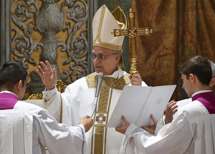Vatican City (Vatican City State (Holy See)), 09/05/2025.- A handout picture provided by the Vatican Media shows Pope Leo XIV celebrating Mass with the Cardinal electors in the Sistine Chapel in Vatican City, 09 May 2025. (Papa, Cardenal) EFE/EPA/VATICAN MEDIA HANDOUT HANDOUT EDITORIAL USE ONLY/NO SALES