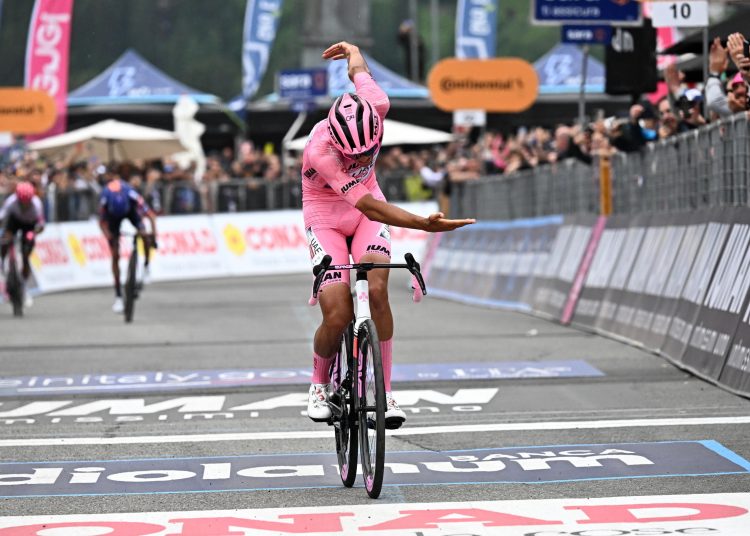BORMIO (Italy), 28/05/2025.- Mexican rider Isaac Del Toro Romero of UAE Team Emirates XRG, wearing the overall leader's pink jersey, celebrates winning the 17th stage of the 108 Giro d'Italia 2025, cycling race over 155 km from San Michele all'Adige to Bormio, 28 May 2025. (Ciclismo, Italia) EFE/EPA/LUCA ZENNARO