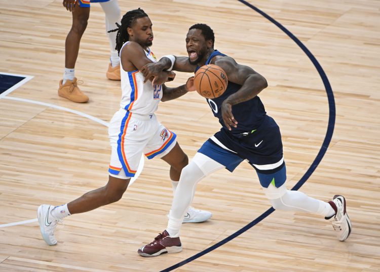 MINNEAPOLIS (United States), 25/05/2025.- Minnesota Timberwolves forward Julius Randle (R) is fouled by Oklahoma City Thunder guard Cason Wallace (L) during the first half of game three of the NBA Western Conference finals between the Oklahoma City Thunder and the Minnesota Timberwolves at the Target Center in Minneapolis, Minnesota, USA, 24 May 2025. (Baloncesto) EFE/EPA/CRAIG LASSIG SHUTTERSTOCK OUT