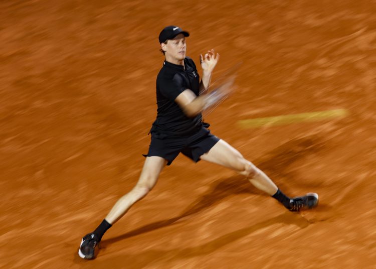 ROME (Italy), 13/05/2025.- Jannik Sinner of Italy in action against Francisco Cerundolo of Argentina their mens singles round of 16 match at the Italian Open tennis tournament in Rome, Italy, 13 May 2025.  (Tenis, Italia, Roma) EFE/EPA/FABIO FRUSTACI