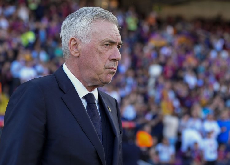 BARCELONA, 11/05/2025.-El entrenador del Real Madrid Carlo Ancelotti durante el partido de la jornada 35 de LaLiga EA Sports entre el Barcelona y el Real Madrid, este domingo en el Estadi Olímpic Lluís Companys.-EFE/ Siu Wu