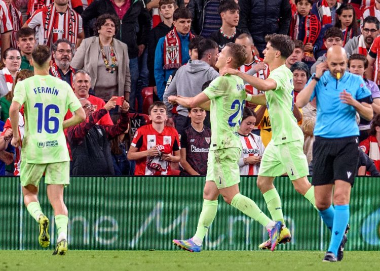 BILBAO, 25/05/2025.- El delantero del Barcelona Dani Olmo (2-i) celebra tras marcar el tercer gol ante el Athletic, durante el partido de la última jornada de LaLiga de fútbol que Athletic Club y FC Barcelona han disputado este domingo en el estadio de San Mamés. EFE/Javier Zorrilla