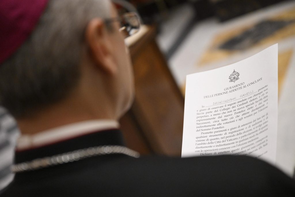 Los cardenales prestan juramento antes de encerrarse en el cónclave