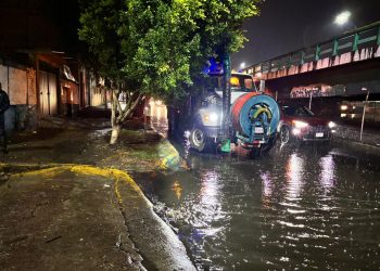 Severos encharcamientos en Ecatepec por fuerte lluvia