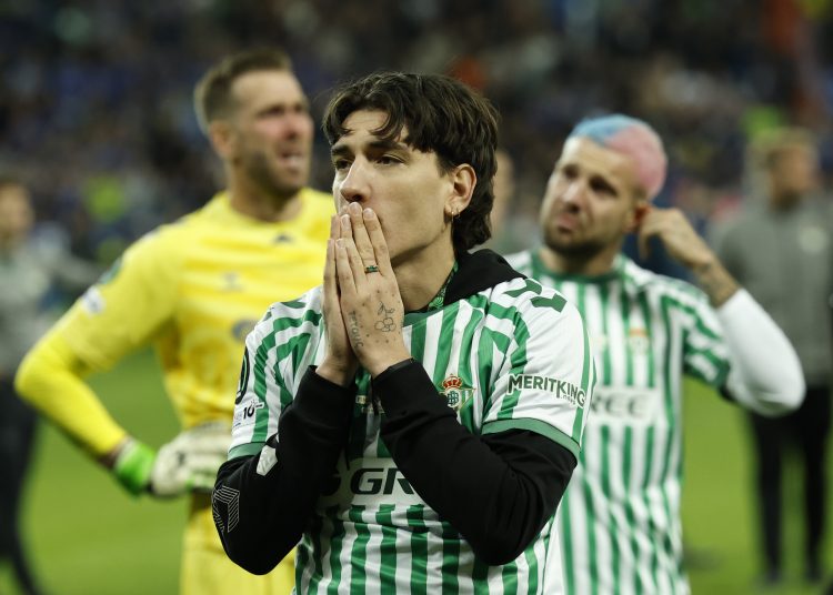BRESLÁVIA, 28/05/2025.- El defensa del Betis, Hector Bellerín, tras caer derrotados en el encuentro correspondiente a la final de la Liga de Conferencia que han disputado hoy miércoles Chelsea y Betis en el Tarczynski Arena de Breslávia. EFE / Julio Muñoz.