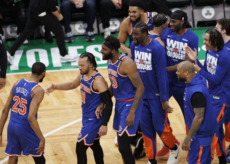 BOSTON (United States), 06/05/2025.- The New York Knicks celebrate their overtime win of the Eastern Conference Semifinals game one over the Boston Celtics in Boston, Massachusetts, USA, 05 May 2025. (Baloncesto, Nueva York) EFE/EPA/CJ GUNTHER SHUTTERSTOCK OUT
