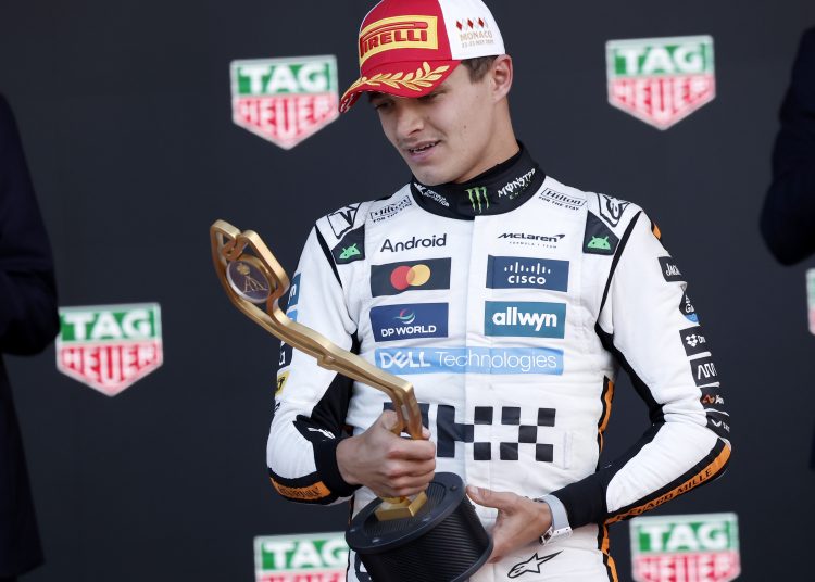 Monaco (Monaco), 25/05/2025.- McLaren driver Lando Norris of Britain celebrates with the trophy on the podium after winning the Formula One Grand Prix of Monaco at the Circuit de Monaco in Monte Carlo, Monaco, 25 May 2025. (Fórmula Uno, Reino Unido) EFE/EPA/YOAN VALAT