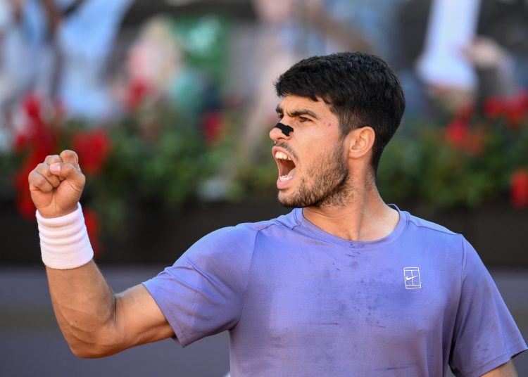FOTODELDÍA ROMA (ITALIA), 16/05/2025.- El español Carlos Alcaraz, que al terminar la semana será número 2 del mundo, desquició este viernes al italiano Lorenzo Musetti en las semifinales del Masters 1.000 de Roma, en un partido en el que fue superior y que cerró en dos sets, por 6-3 y 7-6 (4), para disputar su primera final en Roma. EFE/ Fabio Frustaci